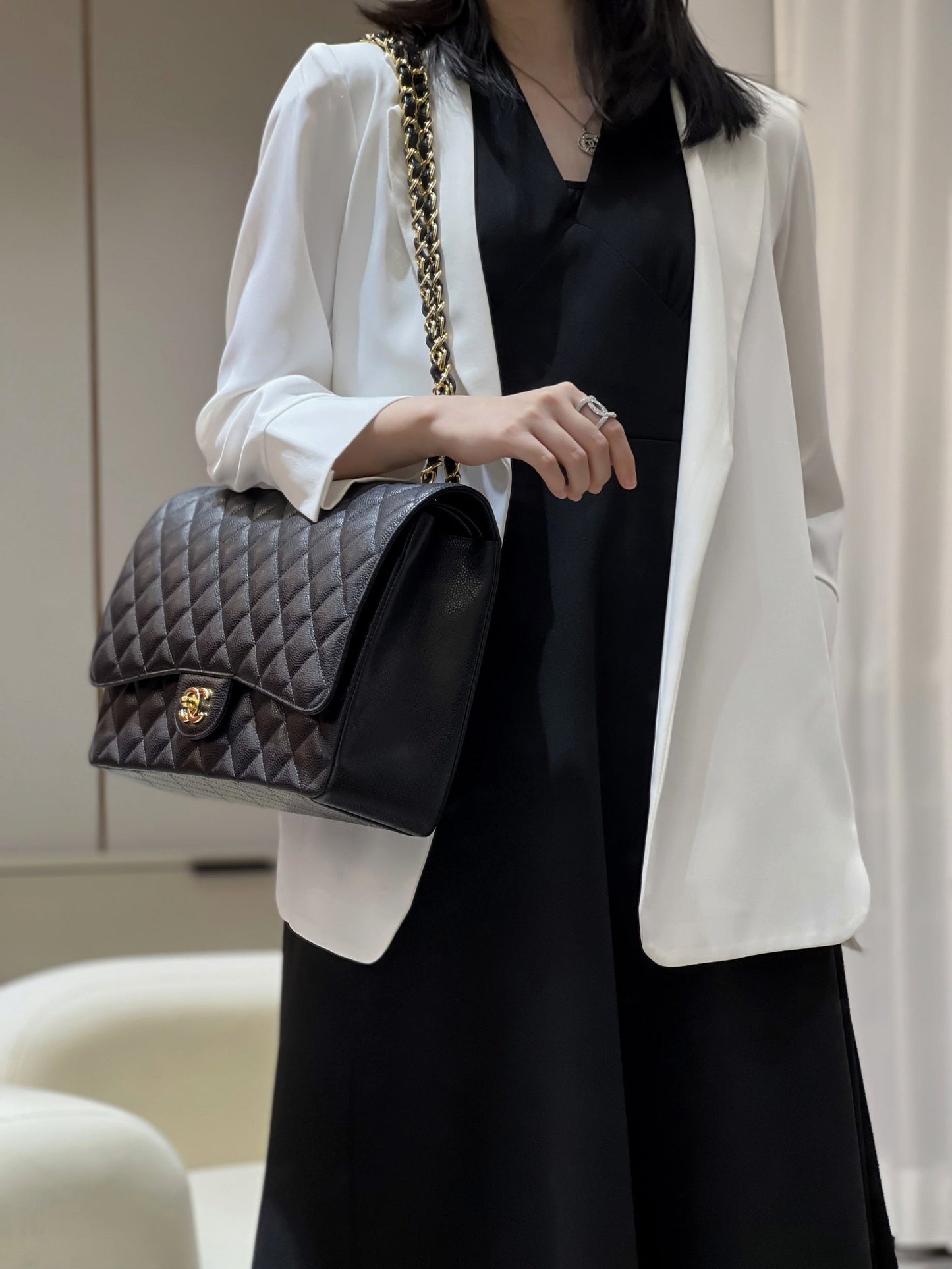 CH MAXI CLASSIC HANDBAG 33 Grained Calfskin Black