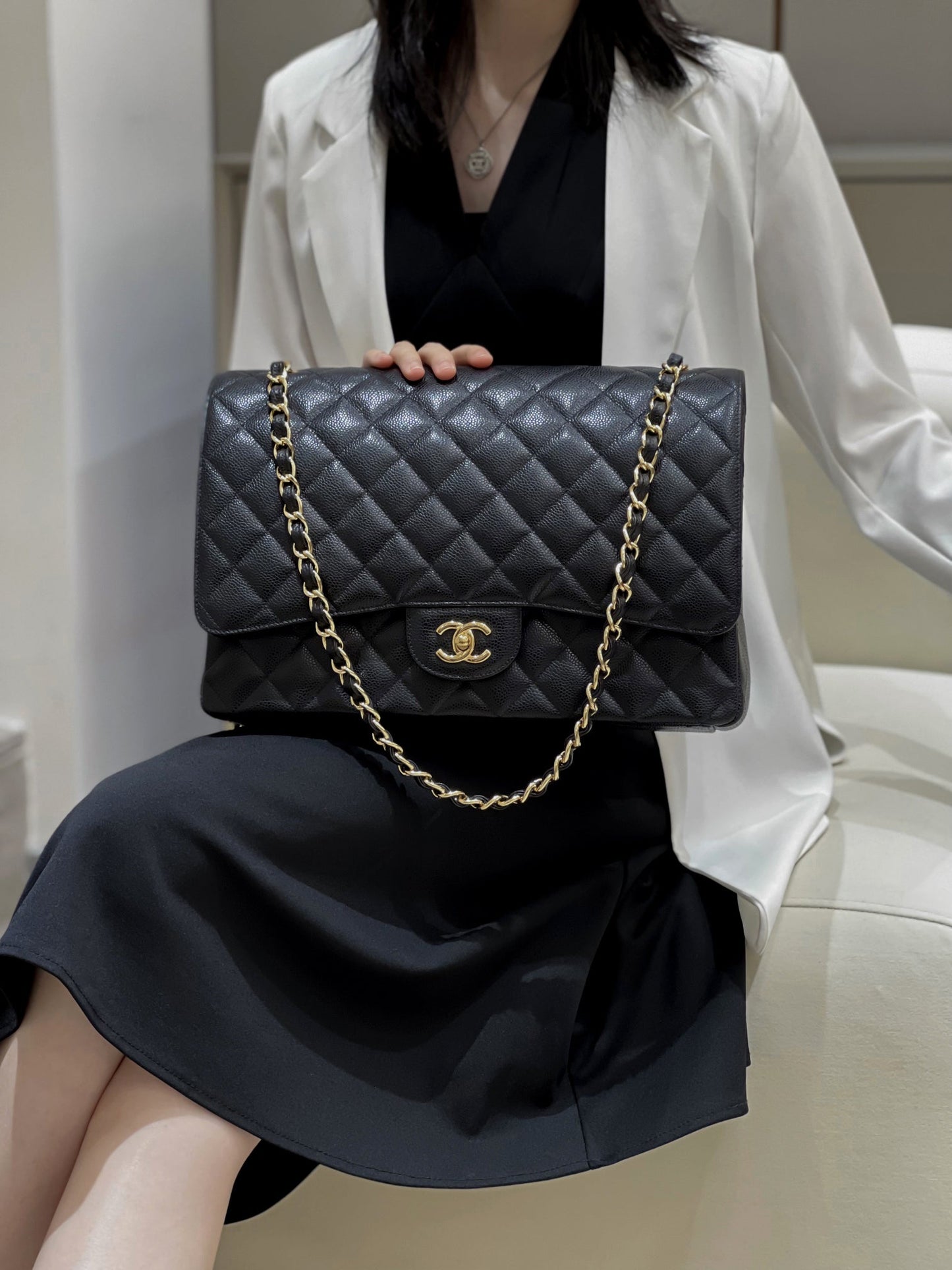 CH MAXI CLASSIC HANDBAG 33 Grained Calfskin Black