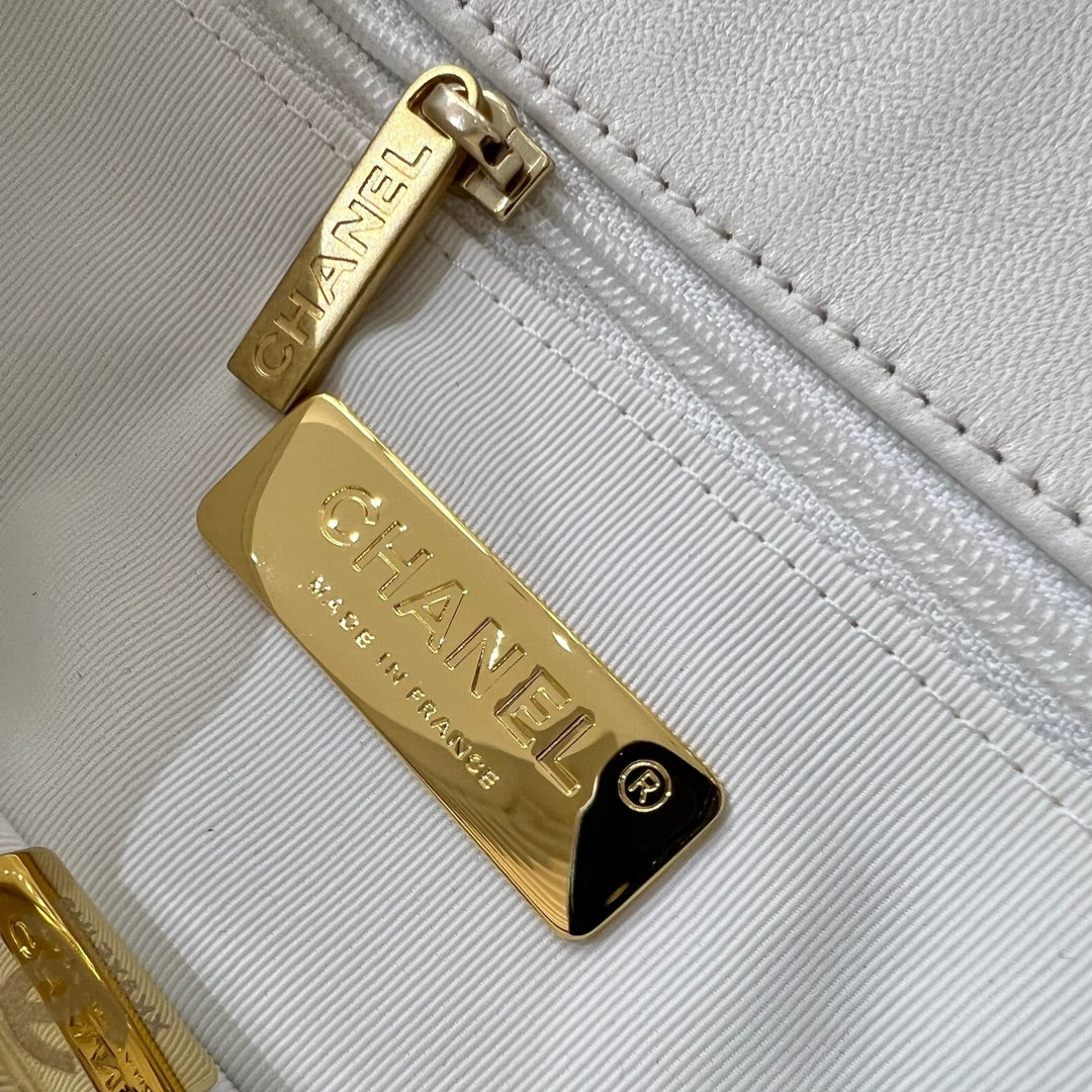 CH 19 HANDBAG 26 Lambskin White