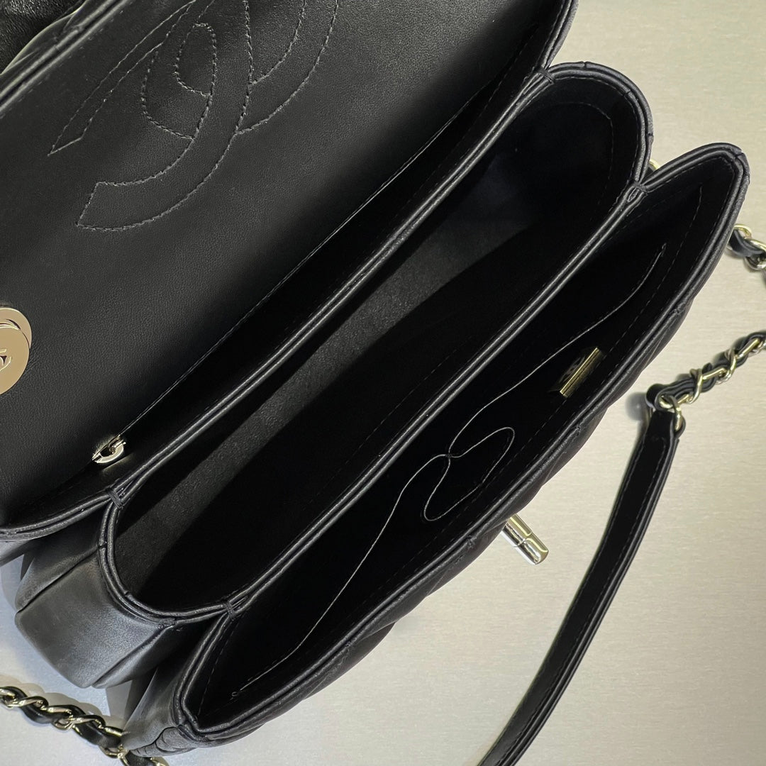 CH FLAP BAG WITH TOP HANDLE Trendy cc Lambskin Black