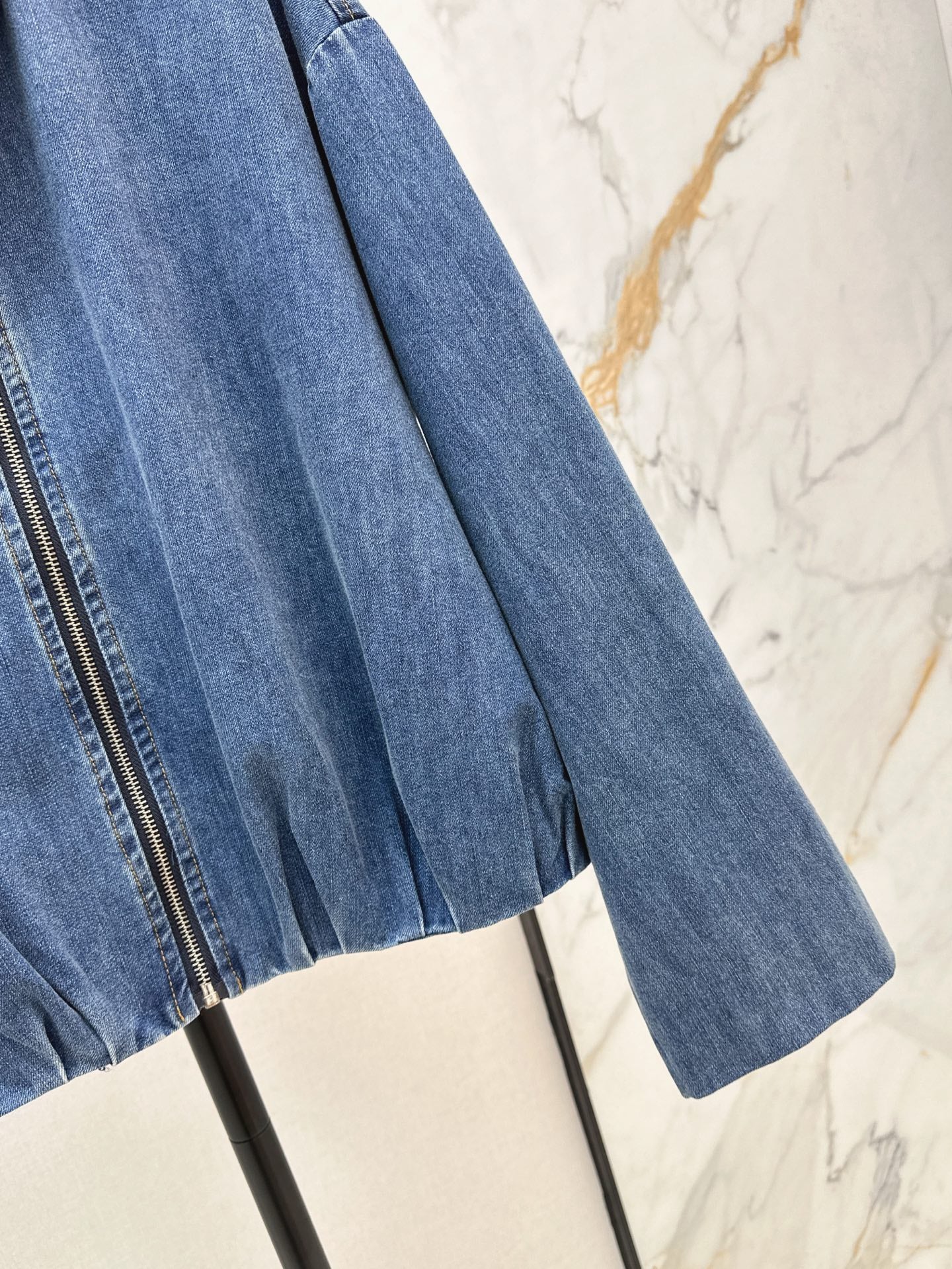 Loe 25ss pleated denim jacket