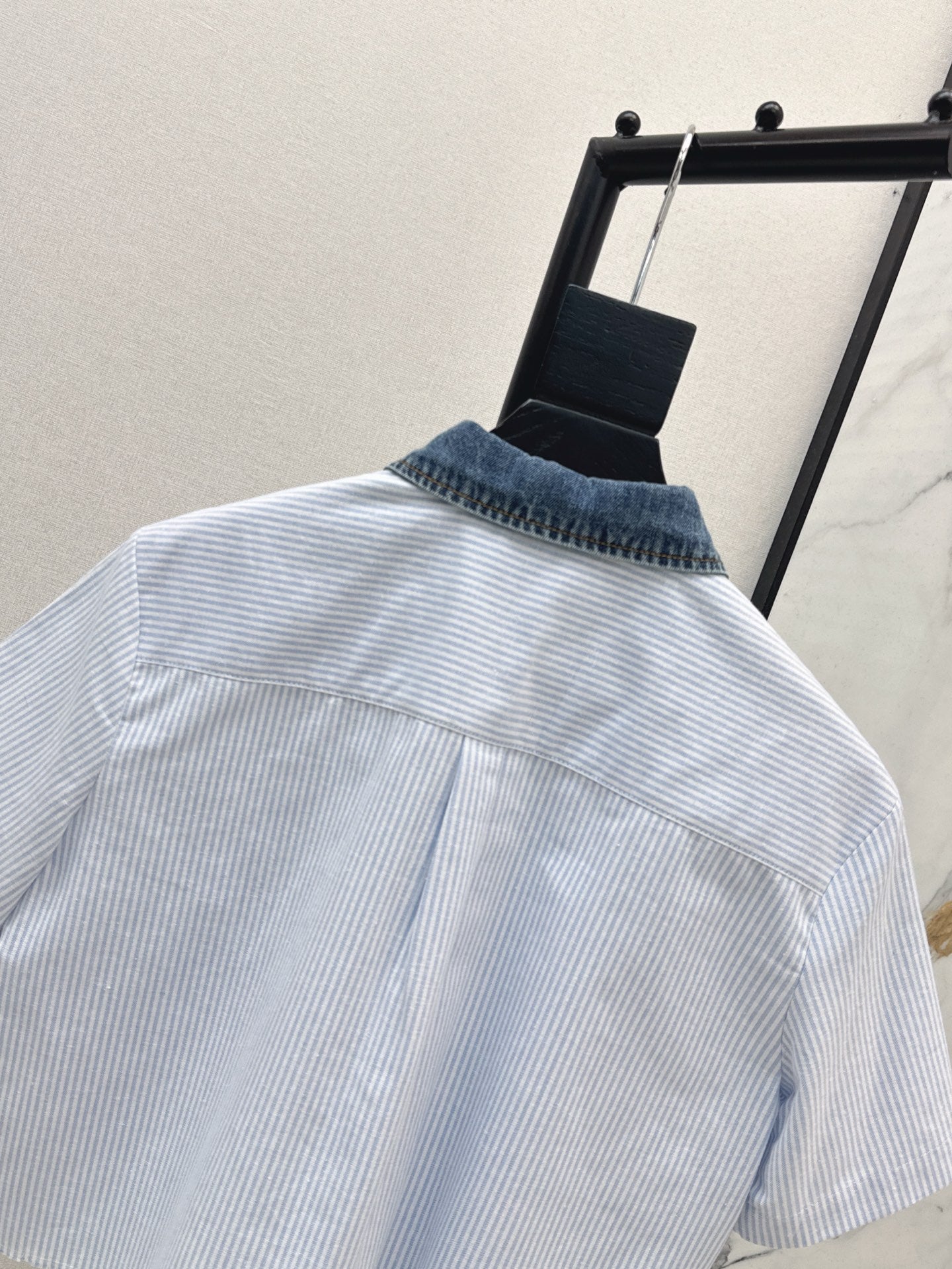 Alexand 25ss crop shirt