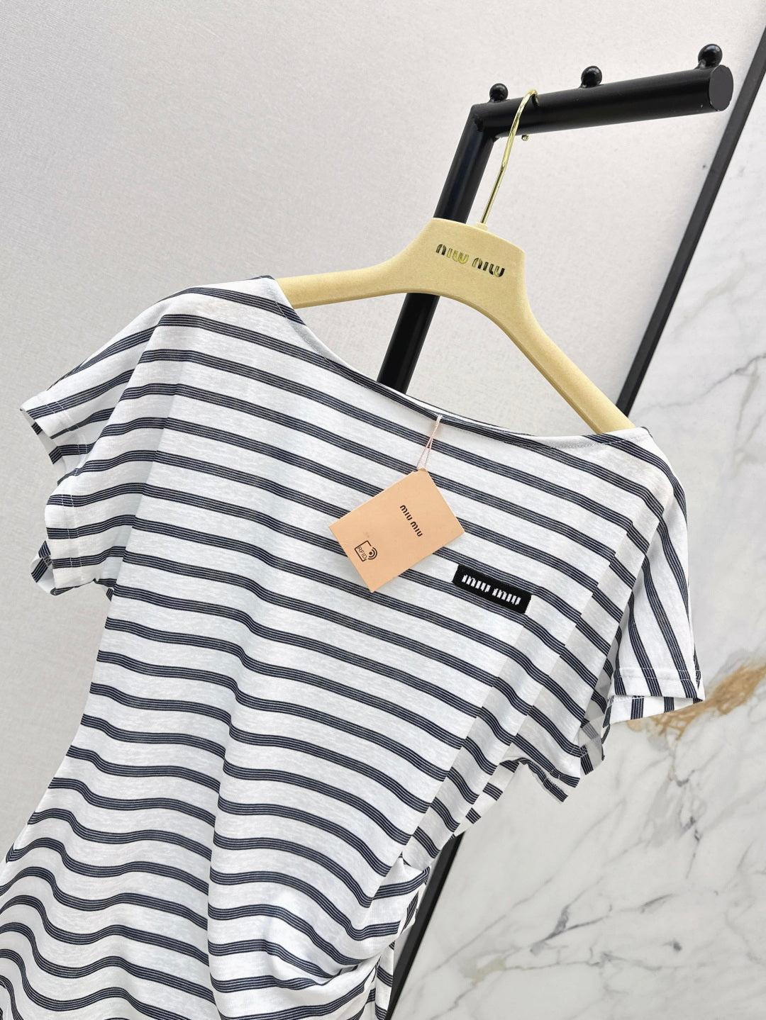 Miu 25ss off-shoulder t-shirt