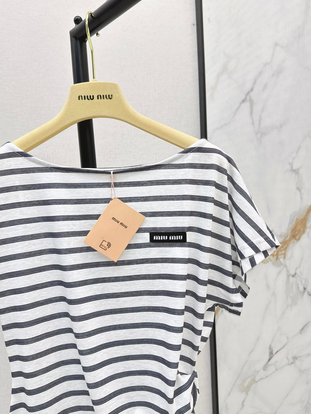 Miu 25ss off-shoulder t-shirt