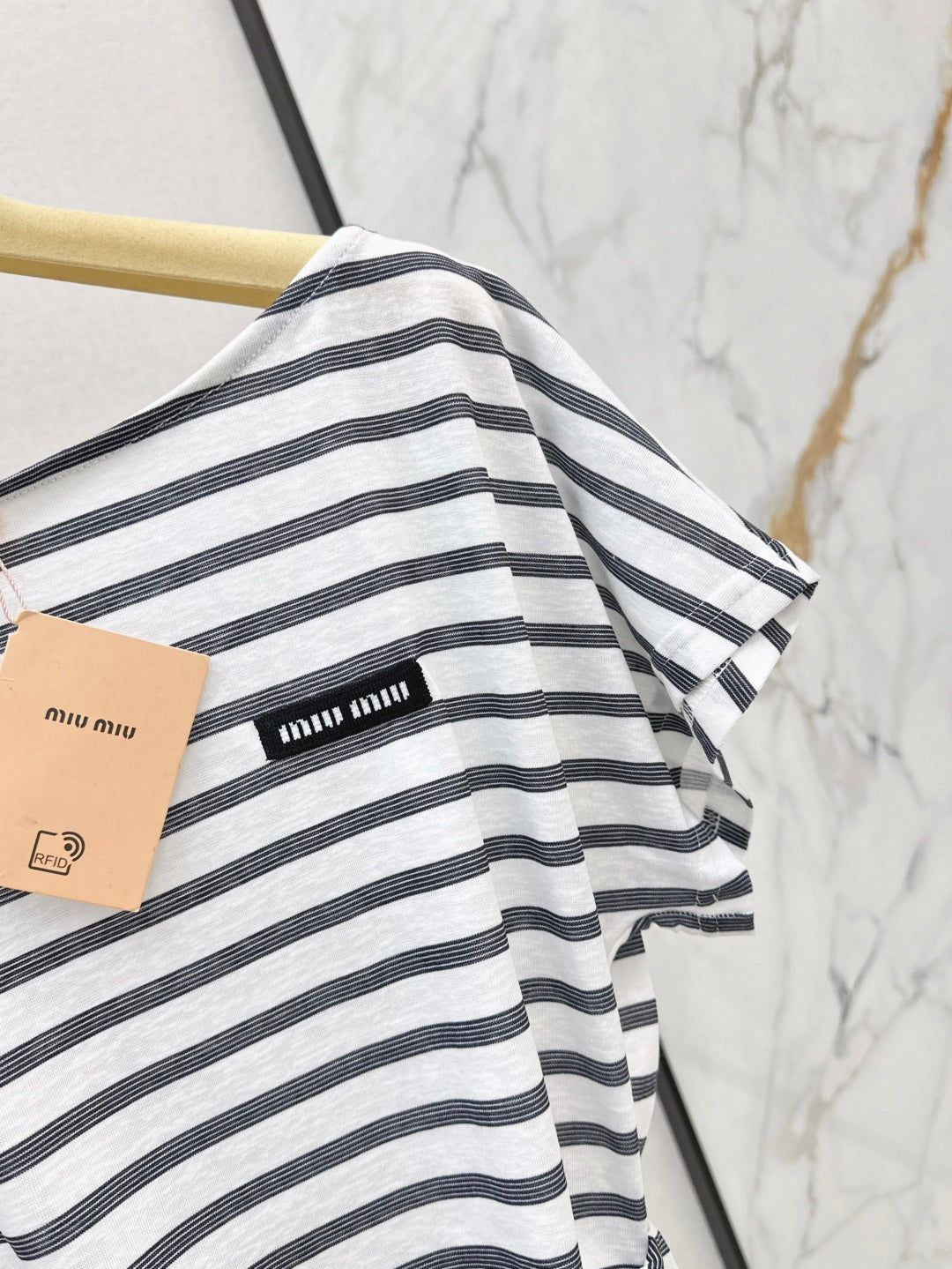 Miu 25ss off-shoulder t-shirt