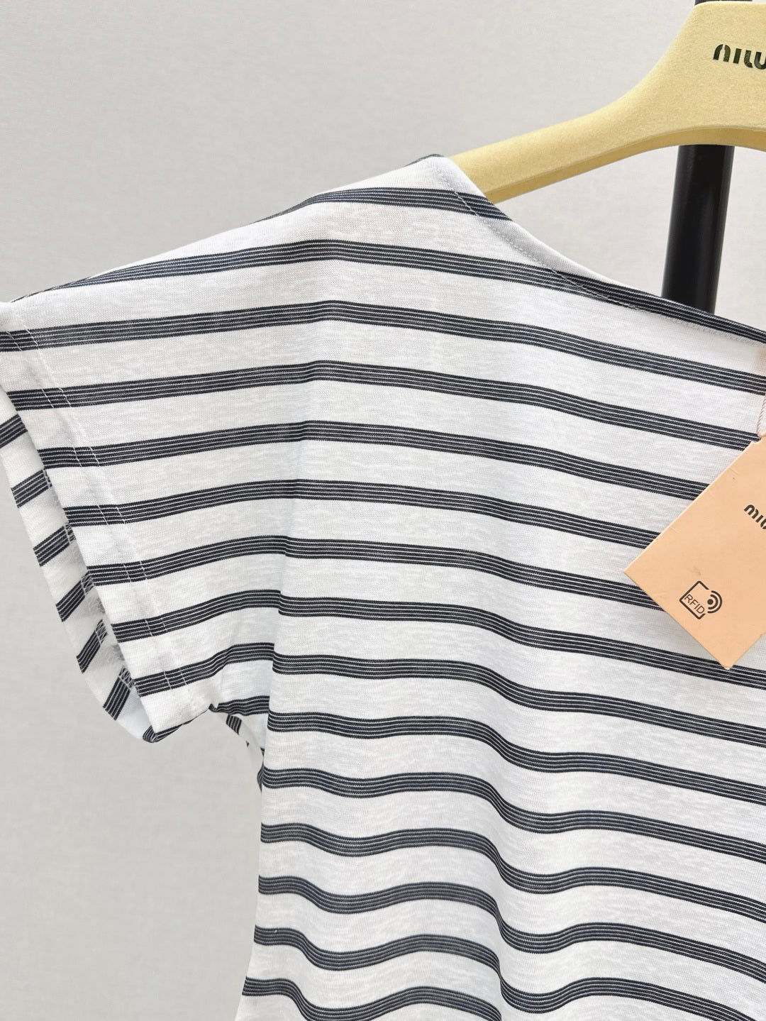 Miu 25ss off-shoulder t-shirt