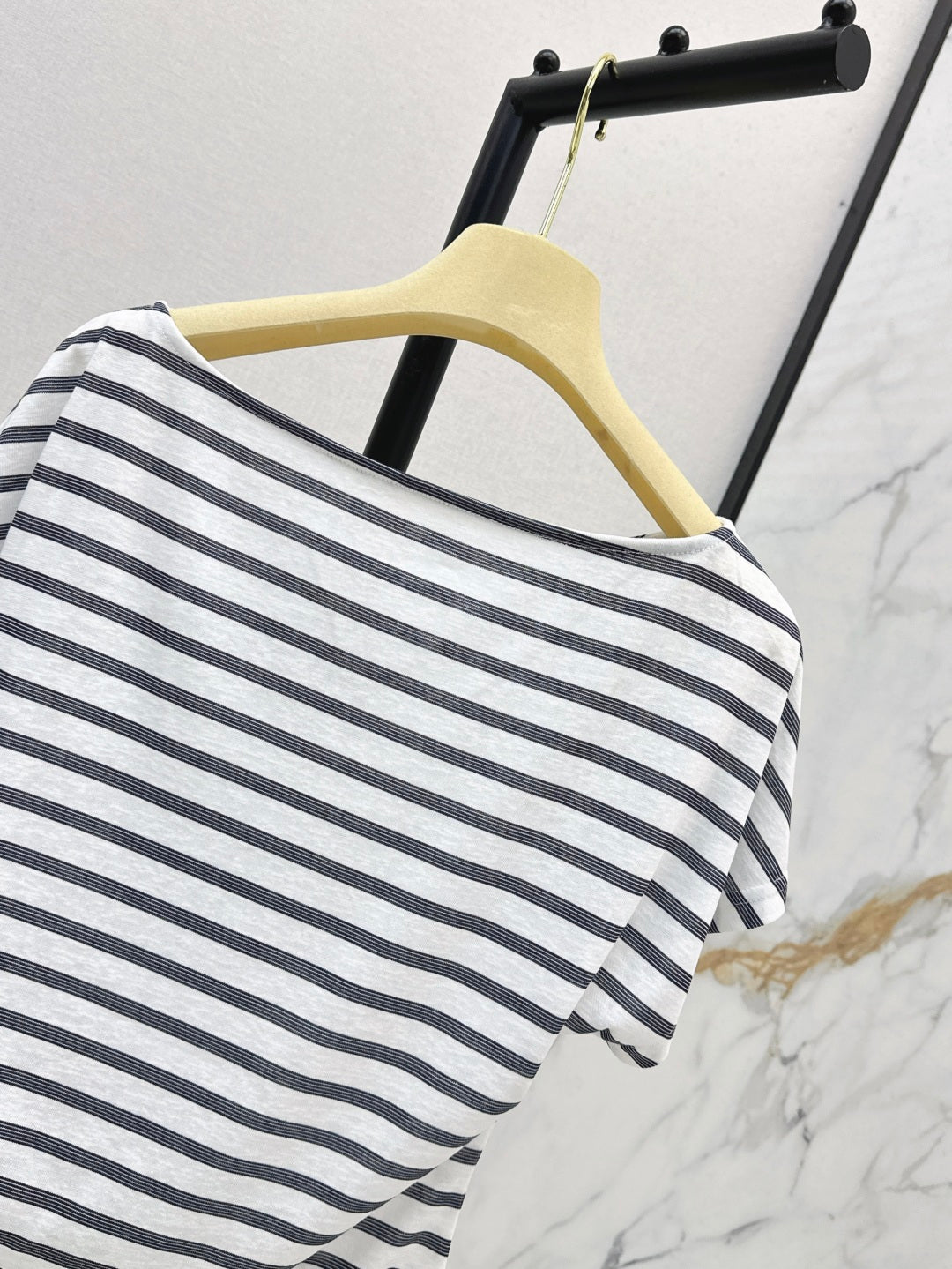Miu 25ss off-shoulder t-shirt