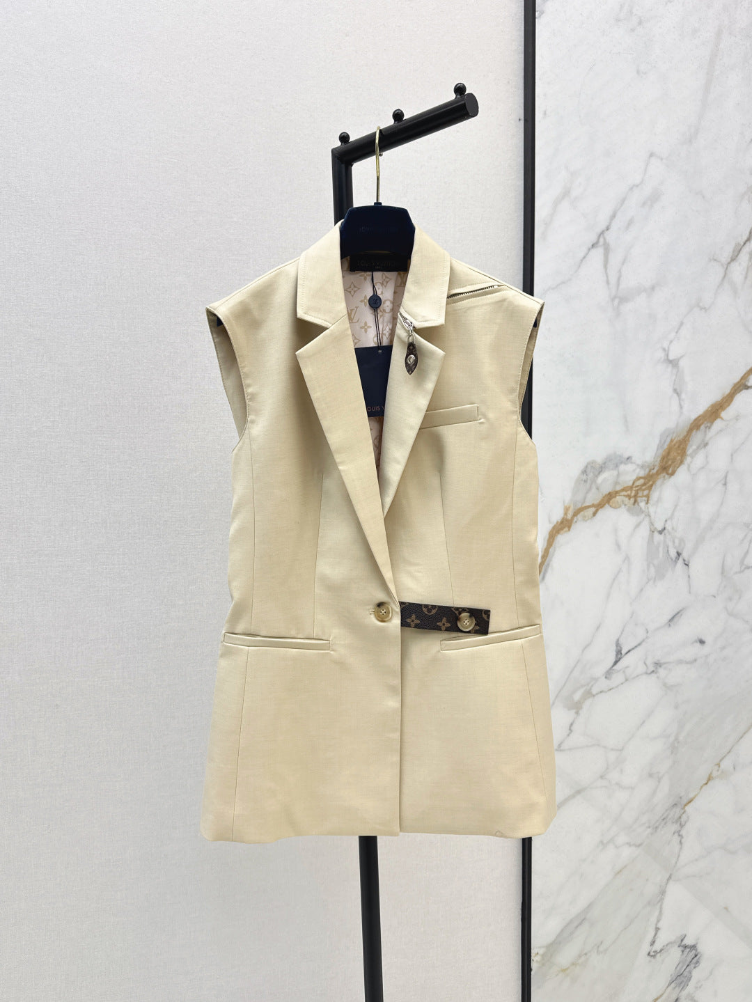 Louis 25fw sleeveless jacket