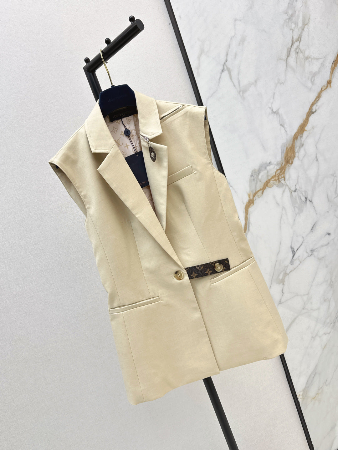 Louis 25fw sleeveless jacket