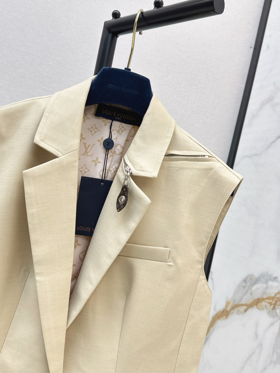 Louis 25fw sleeveless jacket