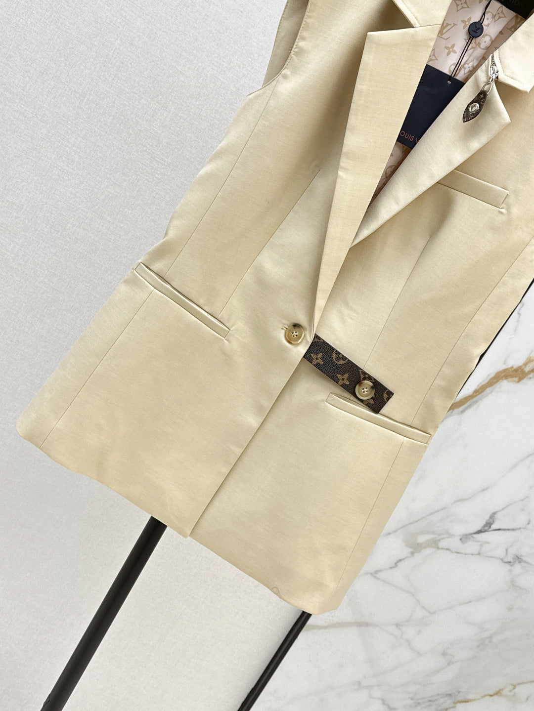 Louis 25fw sleeveless jacket