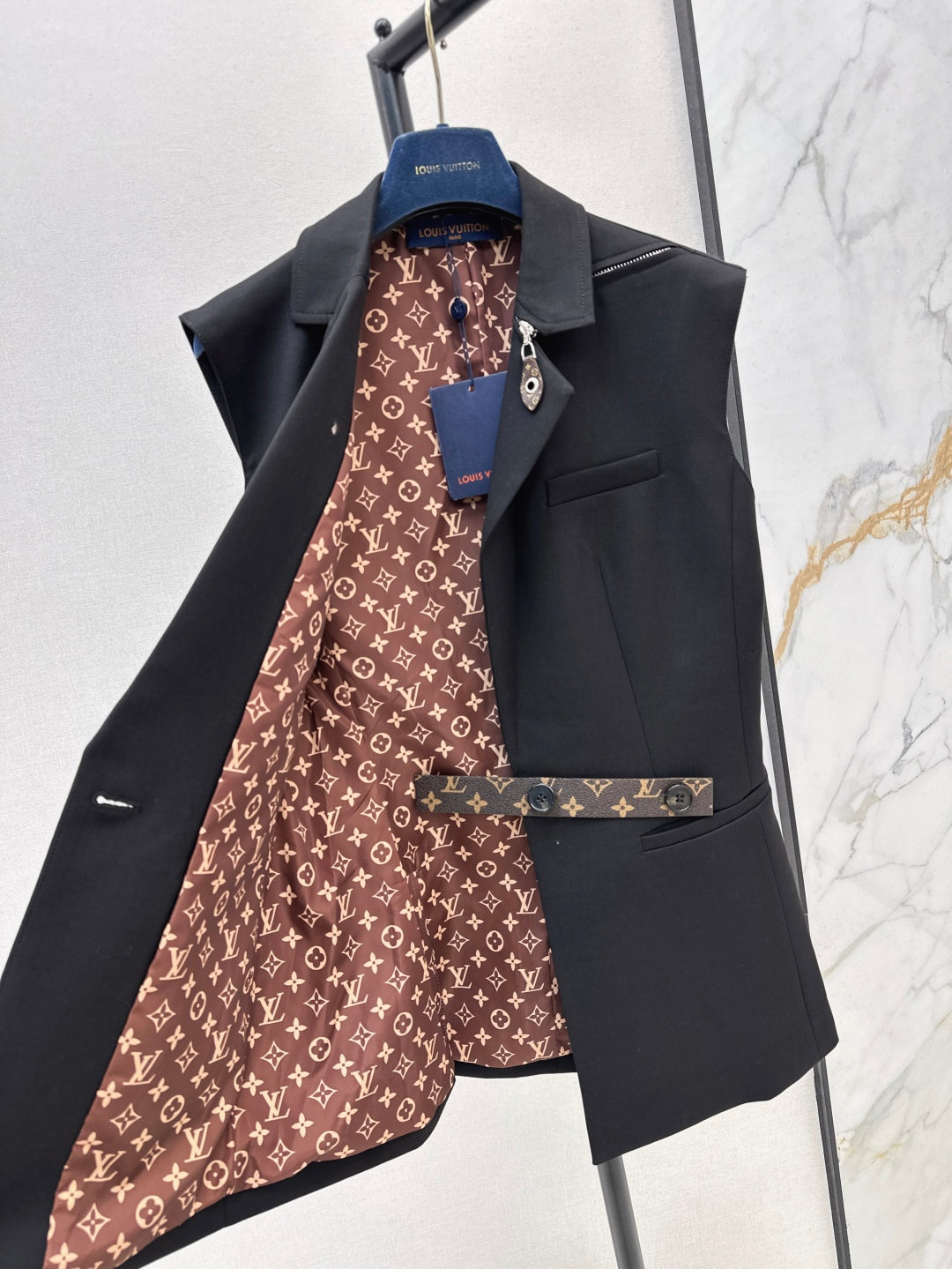 Louis 25fw sleeveless jacket