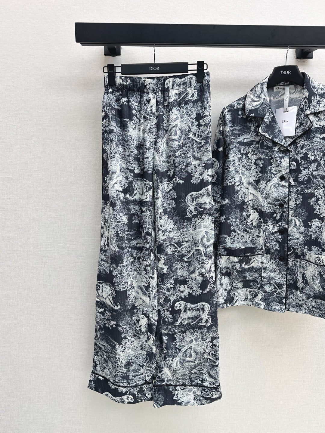 CD 25ss printed suit