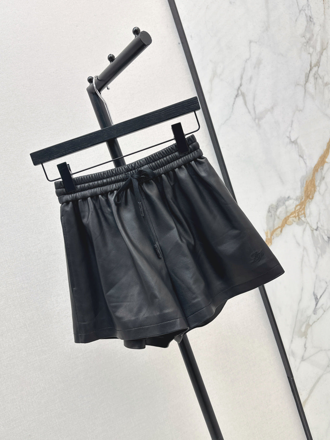 Loro 25fw leather short