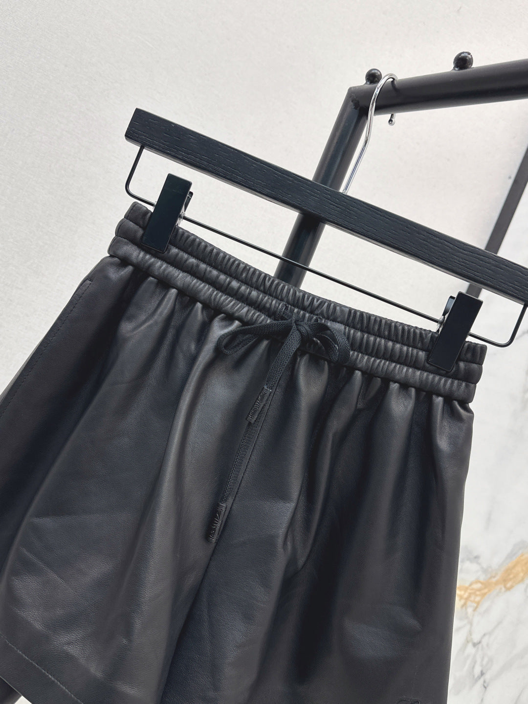 Loro 25fw leather short