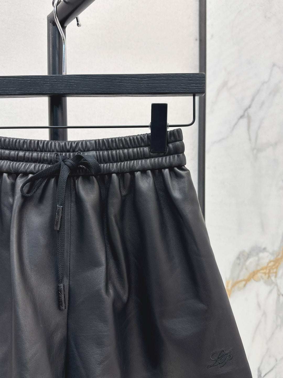 Loro 25fw leather short