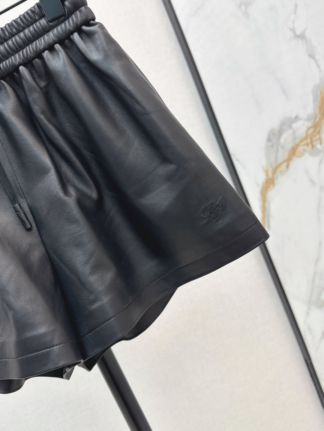 Loro 25fw leather short