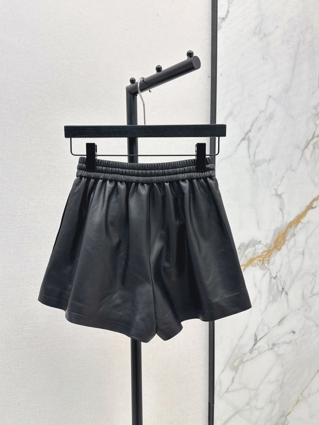 Loro 25fw leather short
