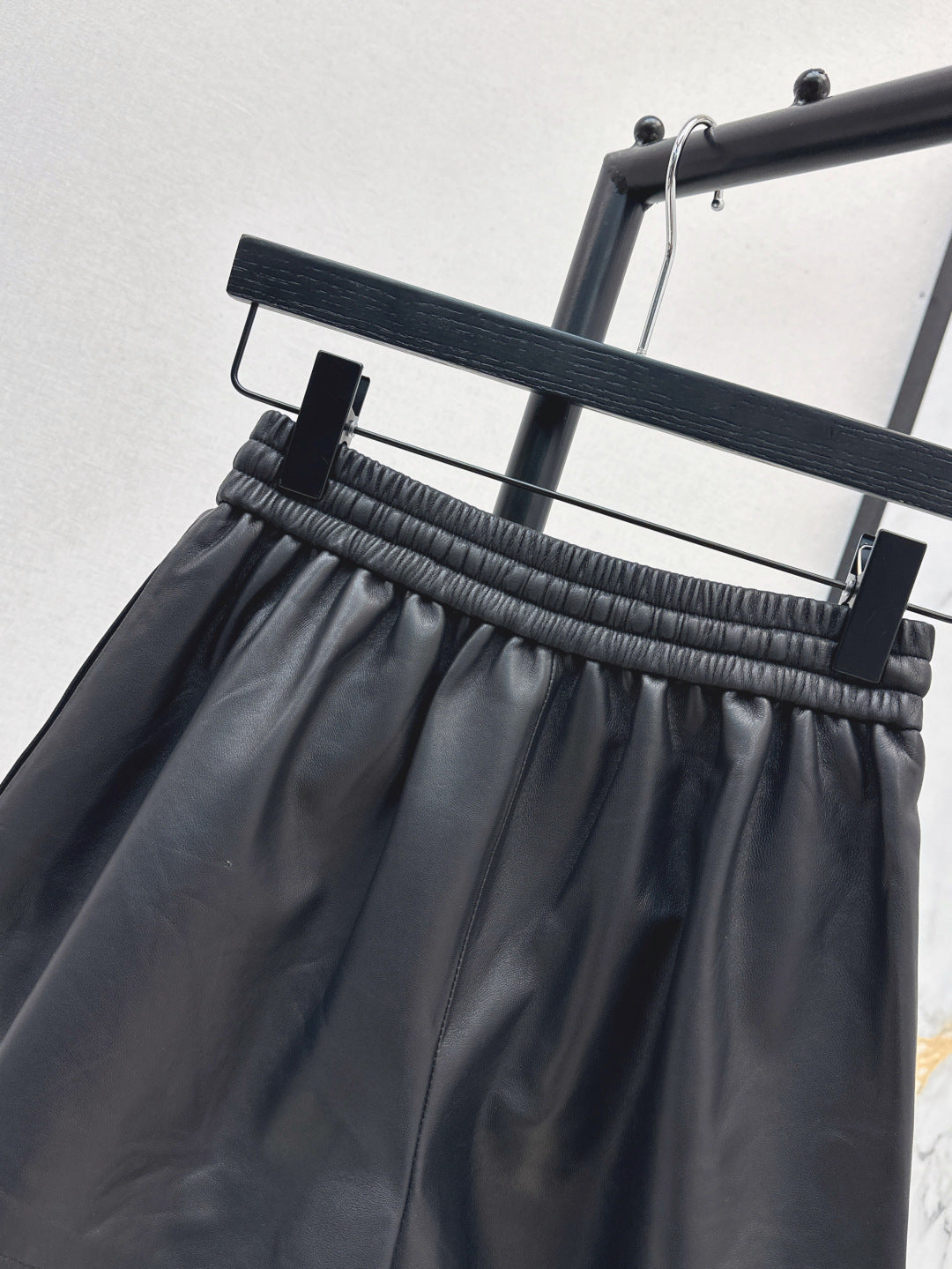 Loro 25fw leather short