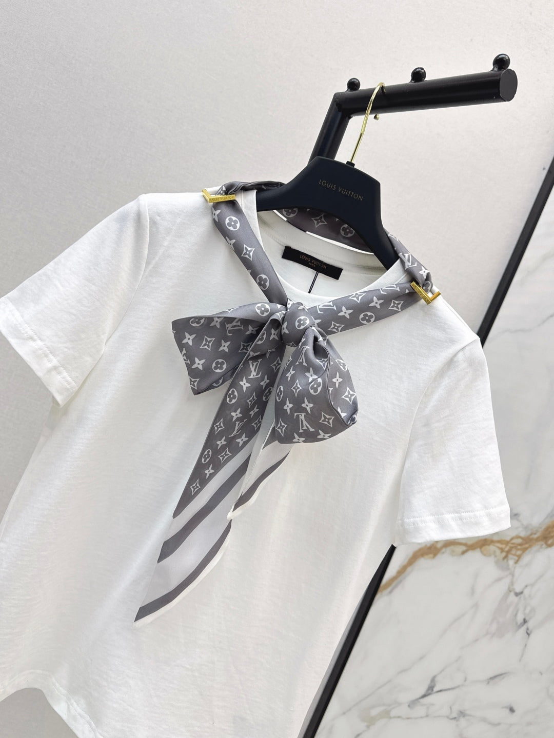 Louis 25ss scarf t-shirt