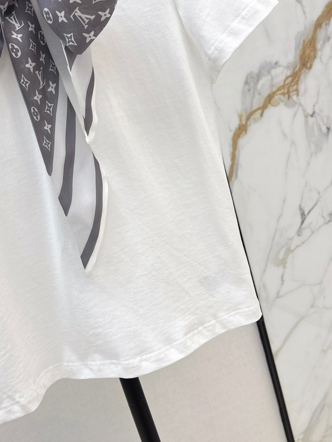 Louis 25ss scarf t-shirt