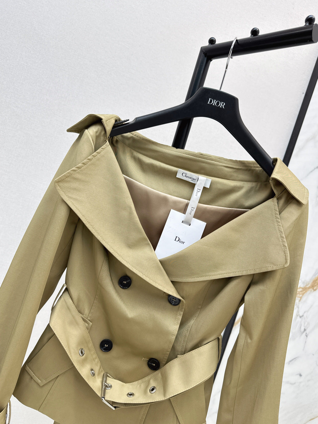 CD 25fw off-shoulder jacket