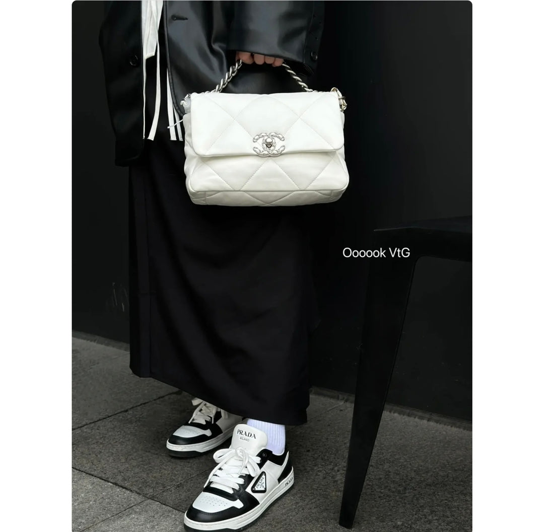 CH 19 HANDBAG 26  Lambskin White