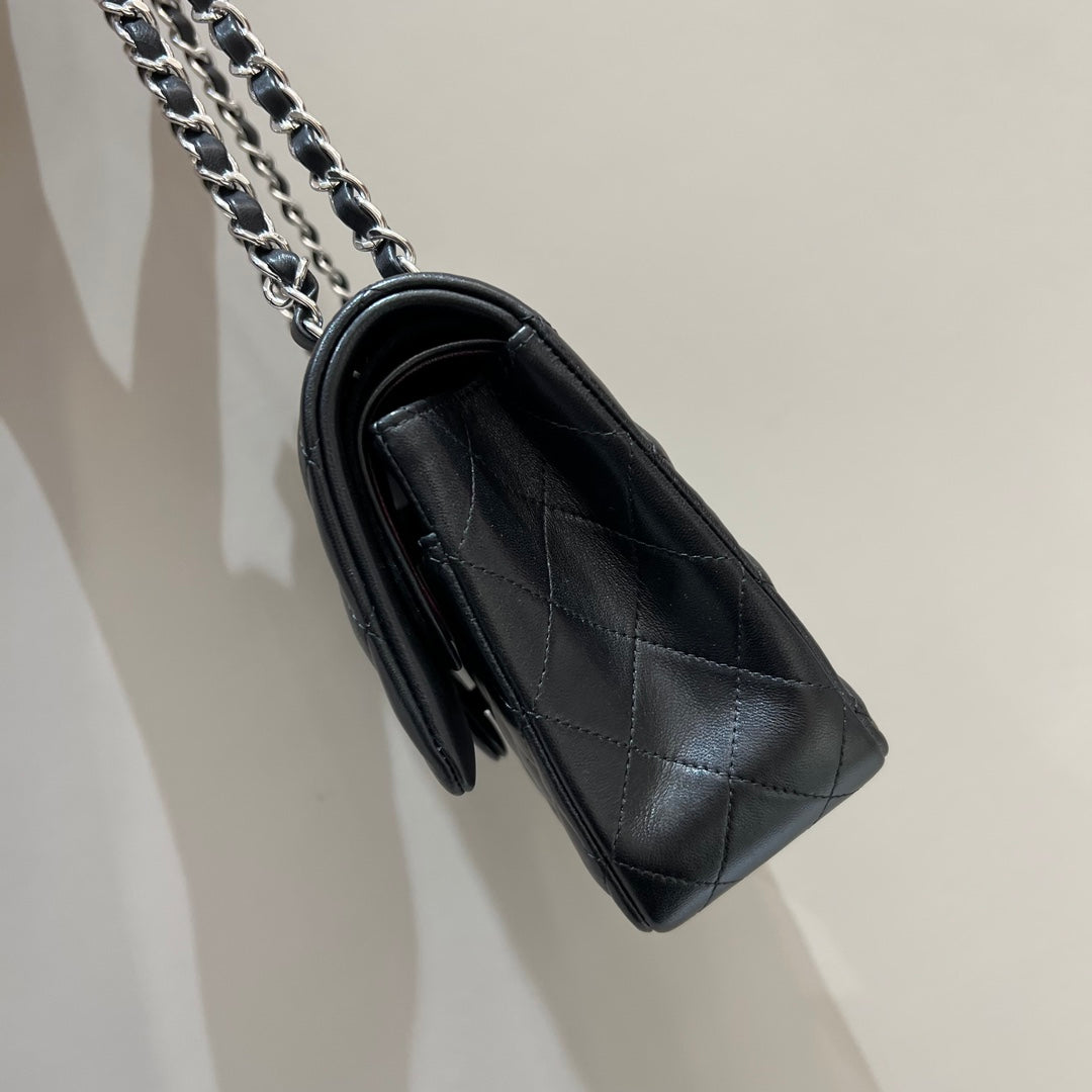 CH  CLASSIC 11.12 HANDBAG 25.5 Lambskin Black
