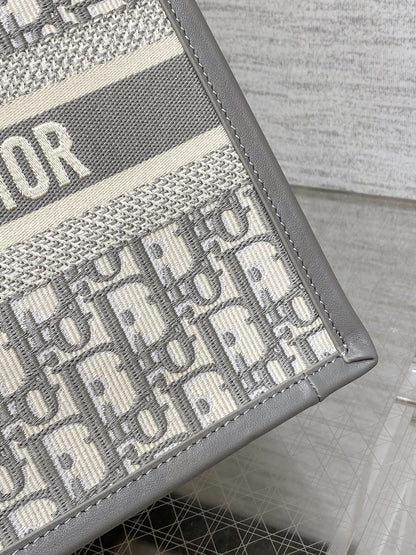 DO Medium Book Tote Gray Dior Oblique Embroidery and Calfskin