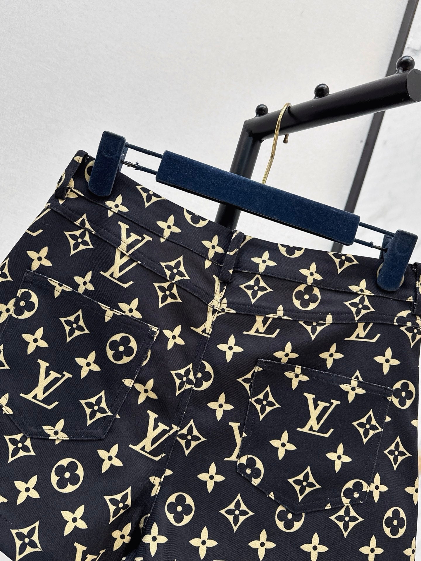 L 25ss monogram short