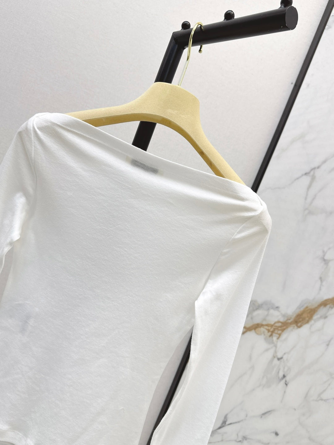 Miu 25ss off-shoulder shirt