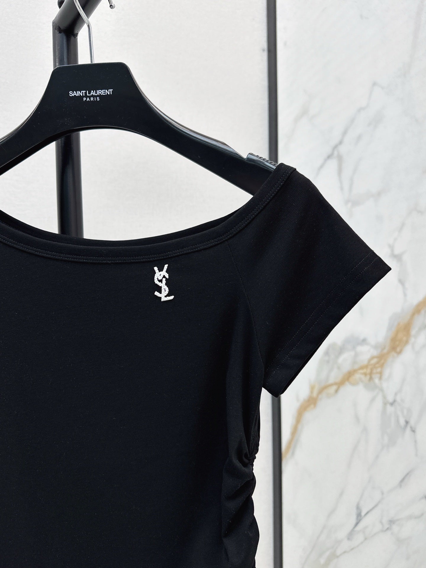 Saint lau 25ss off-shoulder shirt