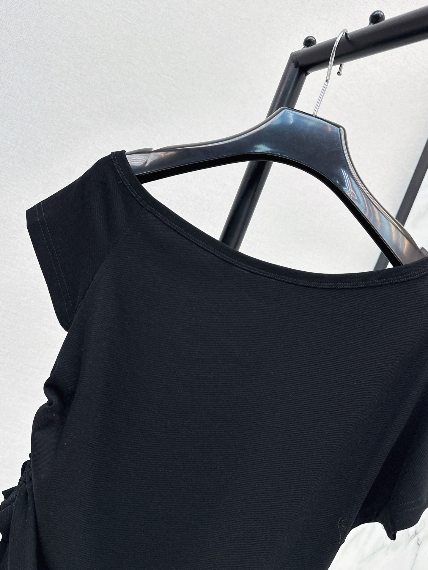 Saint lau 25ss off-shoulder shirt