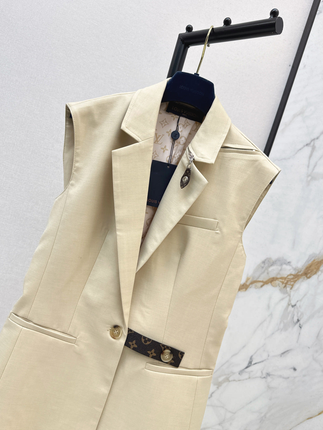 Louis 25fw sleeveless jacket