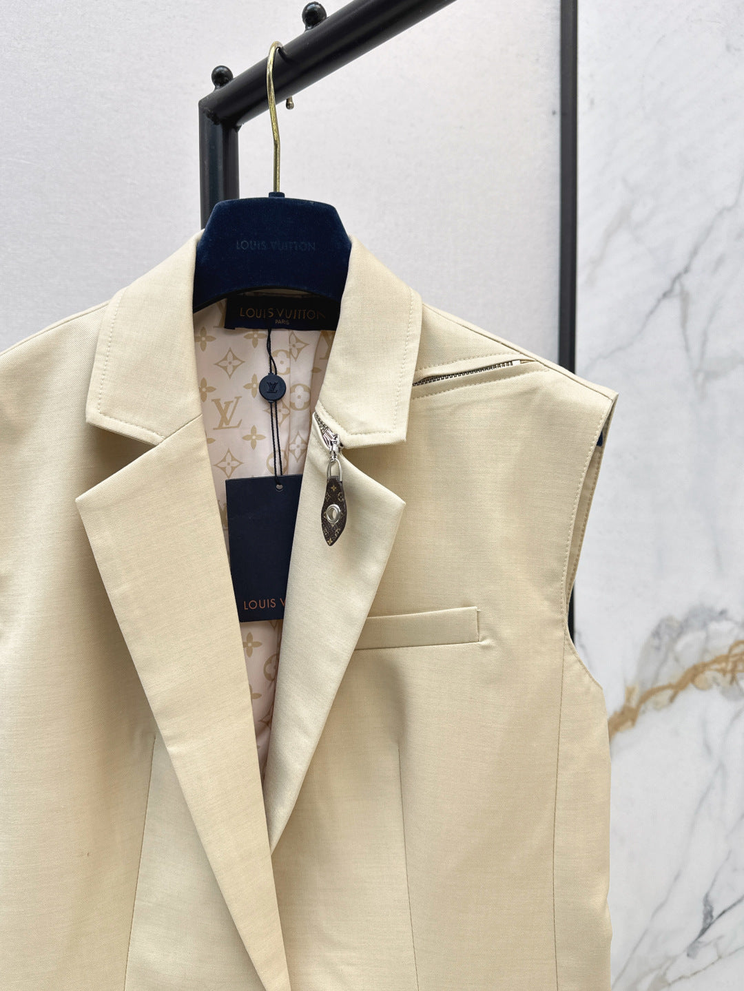 Louis 25fw sleeveless jacket