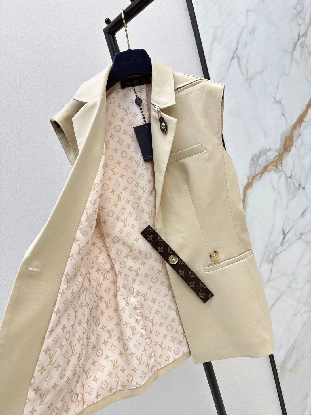 Louis 25fw sleeveless jacket