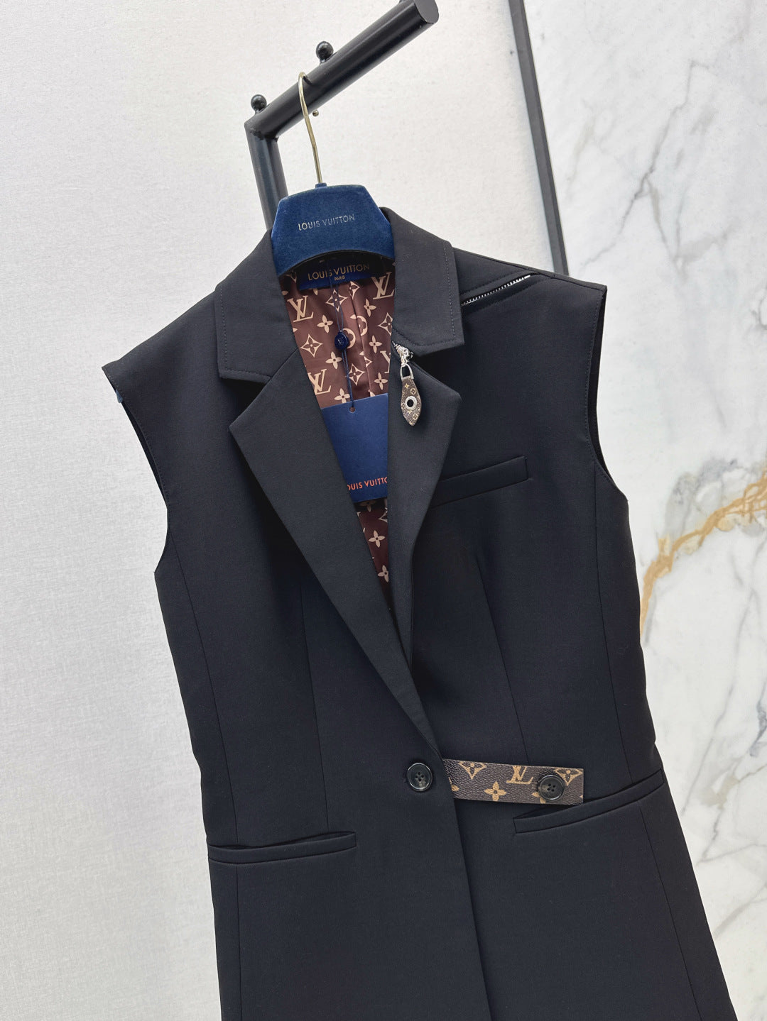 Louis 25fw sleeveless jacket